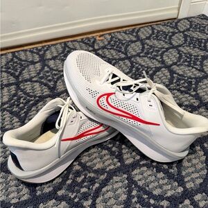 Nike Quest 6 “USA” colorway White and Navy Sneakers